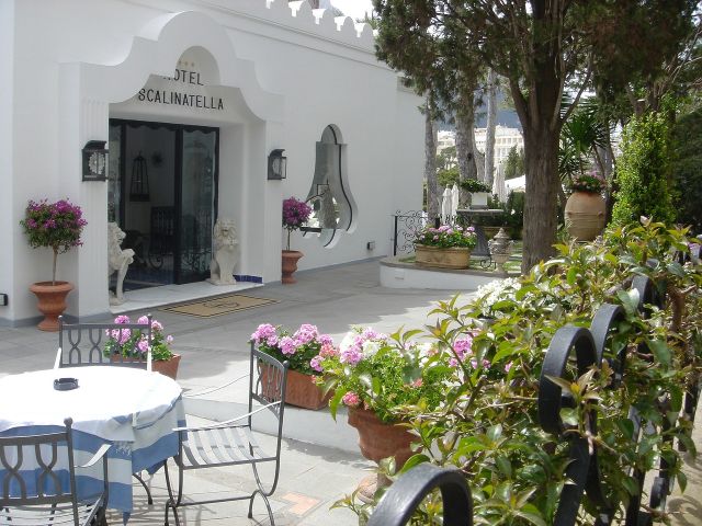 Ambiente elegante y vistas de Capri cerca del Hotel Scalinatella