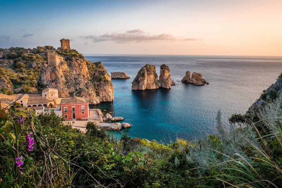 Paisaje de Capri en invierno con mar agitado y cielo nublado