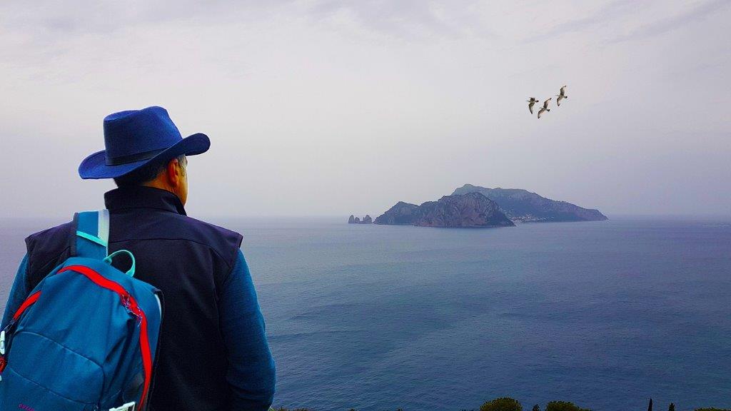Vista de Capri en invierno con luz suave y mar tranquilo