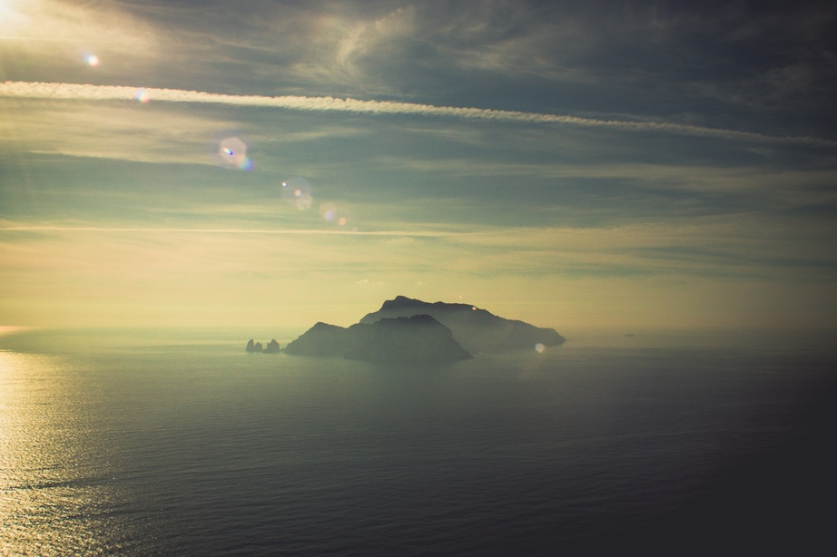 Capri en invierno con ambiente tranquilo y vistas al mar