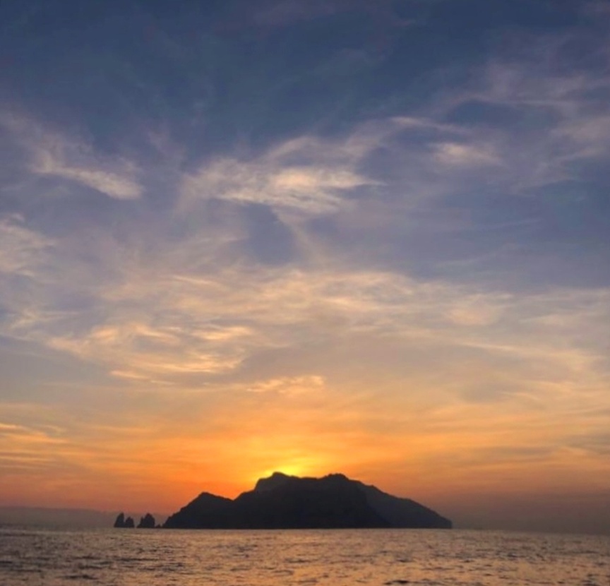 Vista panorámica de Capri en invierno con cielo despejado