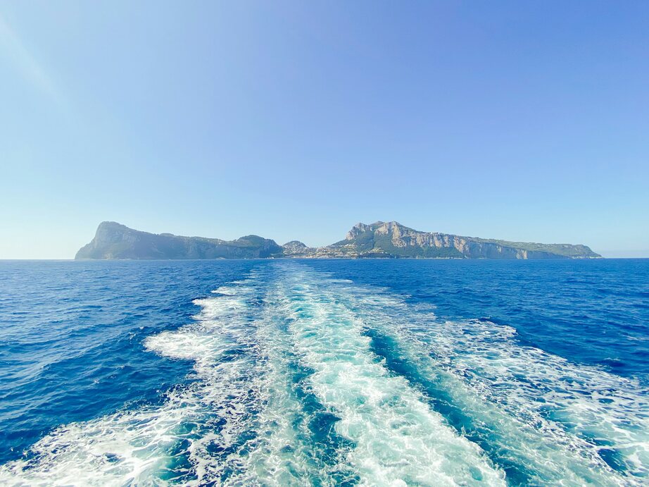 Excursión organizada a Capri con vistas al mar y la costa