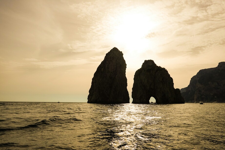 barco al atardecer a Capri desde Sorrento