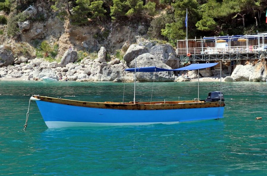 ¿Dónde puedo alquilar barcos en Capri?