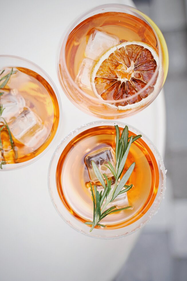 Barco en Capri con aperitivo y bebidas frente al mar Mediterráneo