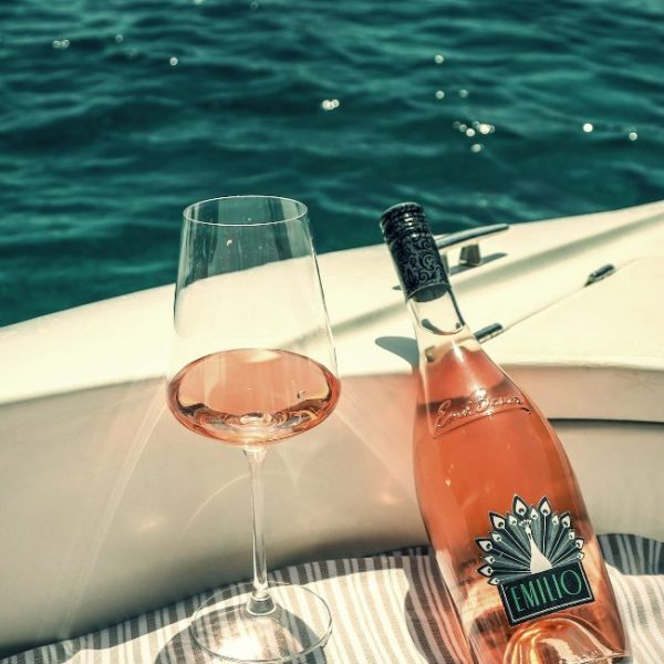 ¿Hay cruceros con aperitivo y bebidas en Capri?