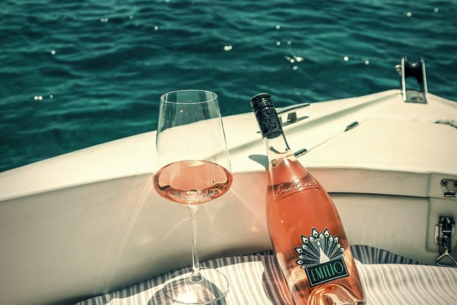 ¿Hay cruceros con aperitivo y bebidas en Capri?