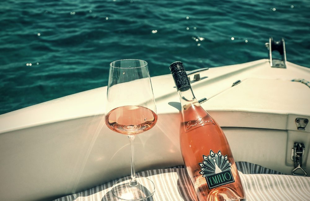 ¿Hay cruceros con aperitivo y bebidas en Capri?