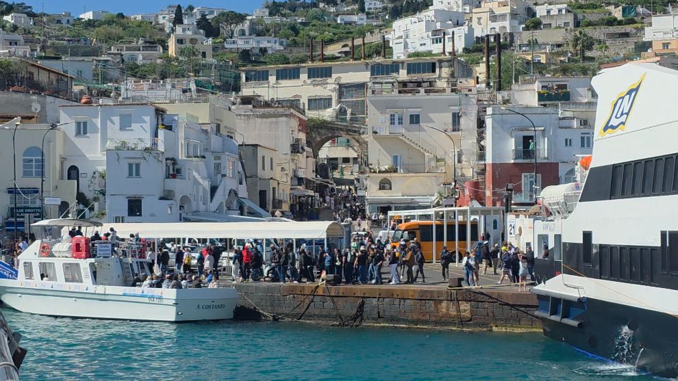 Llegada a Capri por la mañana en barco desde la costa