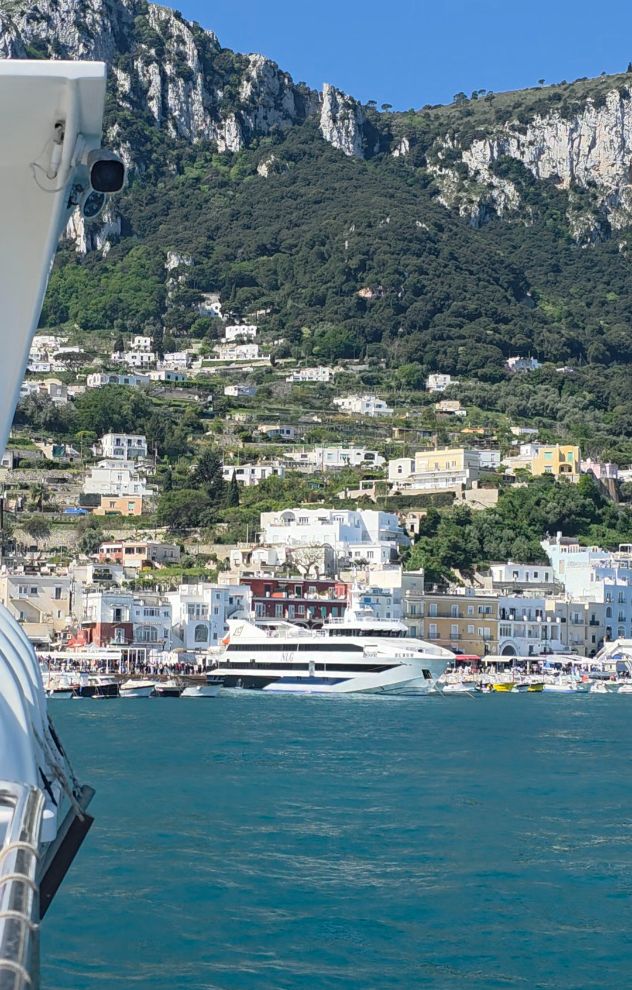 Vista de Capri durante una excursión desde Nápoles