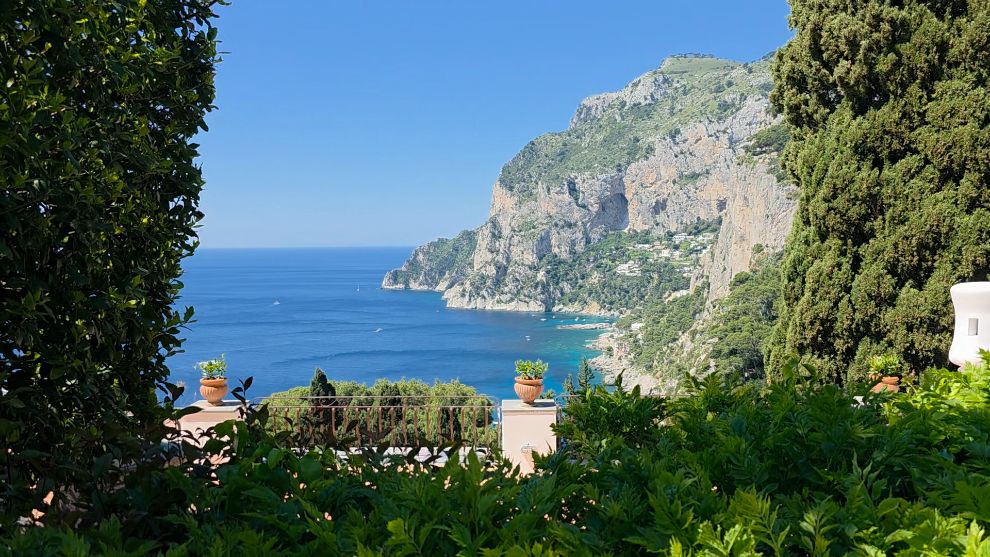 Jardines de Augusto en Capri con terrazas floridas y vistas panorámicas